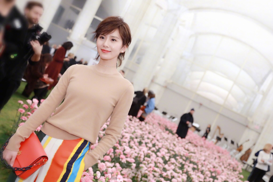 刘诗诗清爽现身纽约时装周 优雅动人活力十足显大气