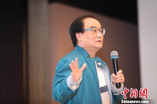 温瑞安发表“此情可待成追击”演讲，分享他的“热血武侠”创作经验，娓娓道来之中金句频出。供图