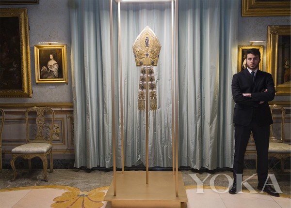 教廷借出的展品罗马教皇三重冕 图片来自AP
