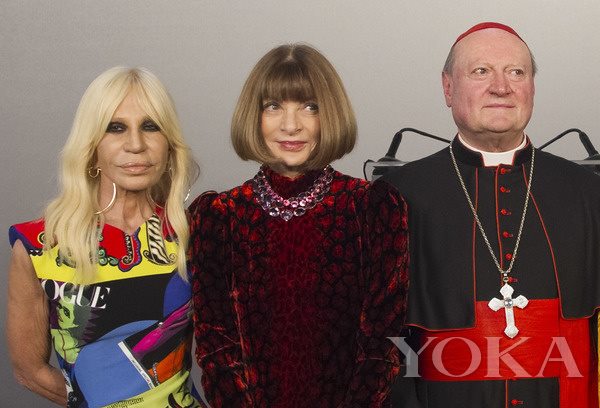 多纳泰拉范思哲、安娜温图尔和梵蒂冈枢机主教 图片来自AP