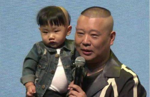 郭德纲全家福曝光，原来他还有个小儿子