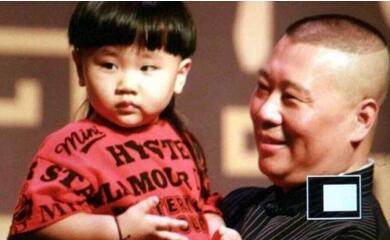 郭德纲全家福曝光，原来他还有个小儿子