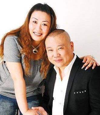 郭德纲全家福曝光，原来他还有个小儿子