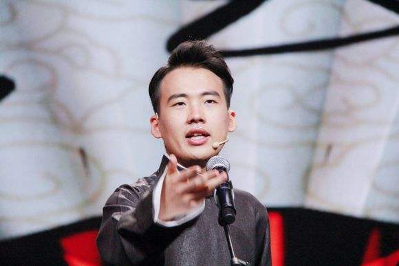 郭德纲全家福曝光，原来他还有个小儿子