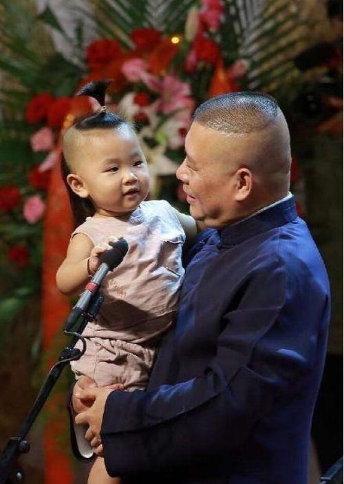 郭德纲全家福曝光，原来他还有个小儿子