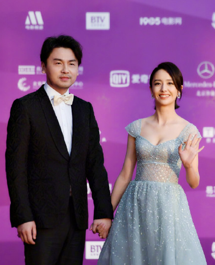 佟丽娅吐槽雷佳音走红毯像赶集：拽都拽不回来