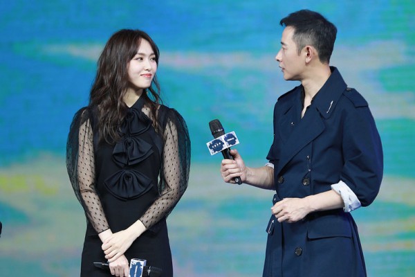 罗晋称女友为“领导” 唐嫣害羞低头否婚期