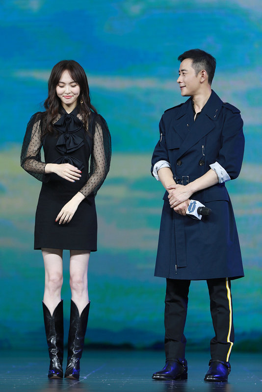 罗晋称女友为“领导” 唐嫣害羞低头否婚期
