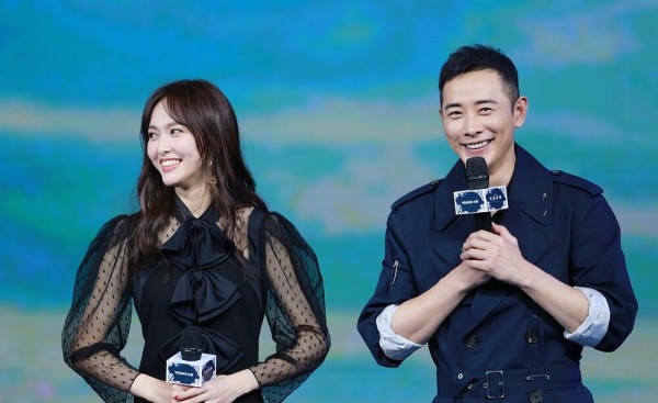 罗晋称女友为“领导” 唐嫣害羞低头否婚期