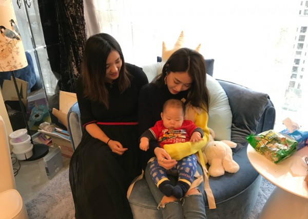 李小璐疑与闺蜜聚会 甜馨抱娃不见妈妈身影