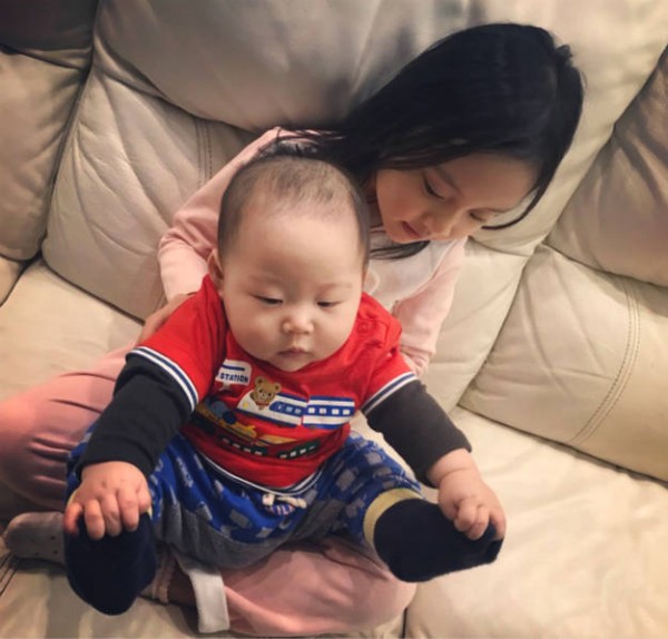 李小璐疑与闺蜜聚会 甜馨抱娃不见妈妈身影