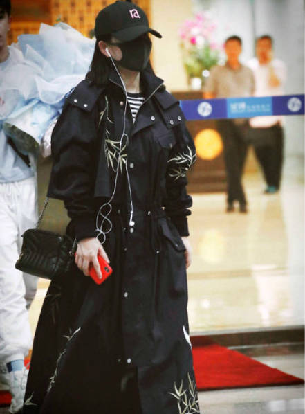 谢娜产后首露面回归《快本》 全副武装身形仍纤细