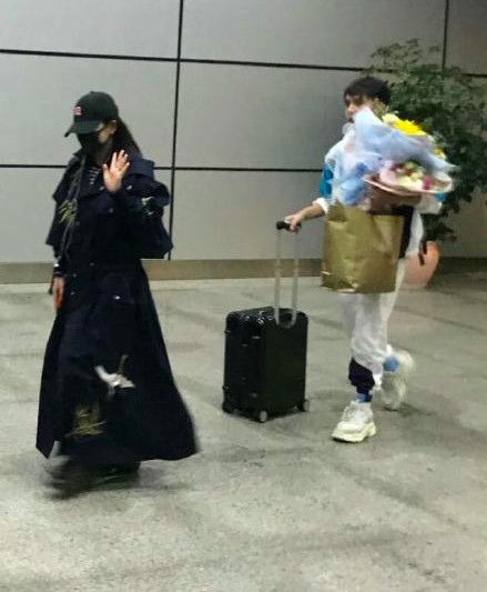 谢娜产后首露面回归《快本》 全副武装身形仍纤细