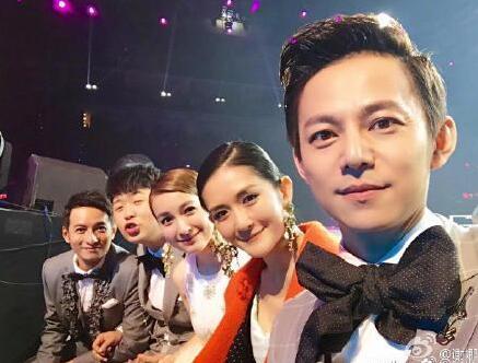 快乐家族回归何炅晒五人合影，一转眼陪了我们12年！