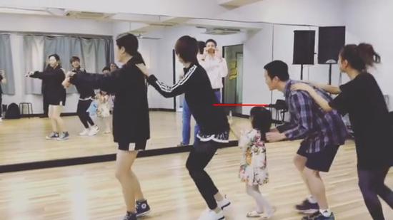 梁咏琪夫妇神基因 3岁混血女儿身高长到妈妈腰部